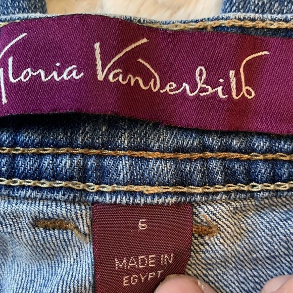 Gloria Vanderbilt Denim Capris in Size 6. EUC. Standard 5-pockets.​ - Picture 3 of 6